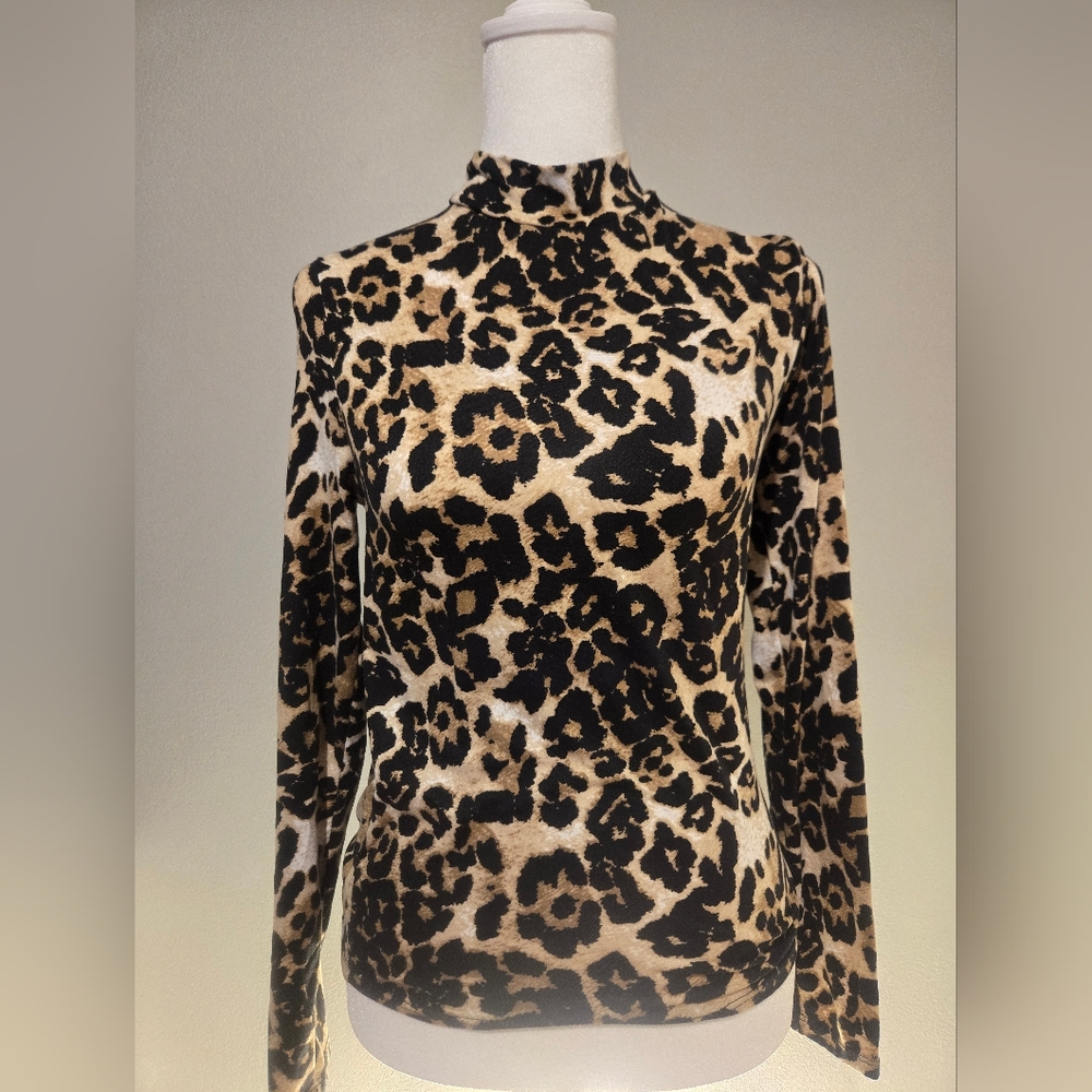 Gaze stretch, leopard print top